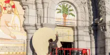 I mosaici di Rupnik a Lourdes, il velo per il rispetto alle vittime