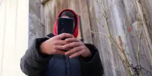 Troppi social e chat, no dei pediatri allo smartphone personale sotto 13 anni