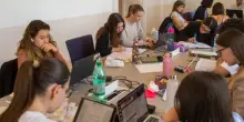 Le donne studiano pi&ugrave; degli uomini, ma hanno meno opportunit&agrave; di carriera