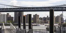 Si lancia dal ponte di Brooklyn, &egrave; vivo per miracolo