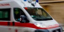 Auto esce di strada e si ribalta in provincia di Varese, morto un 15enne