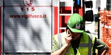 Cede la tettoia del cantiere, 66enne salva il figlio e muore