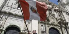 Per festa nazionale Lima impone l'esposizione della bandiera, multe fino a 1.400 euro