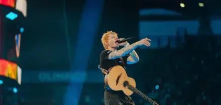 Ed Sheeran torna sul palco dopo la bufera e parla di Gaza: 'Situazione ingiustificabile'