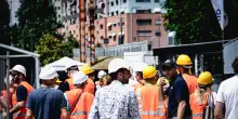 Morto un operaio di 34 anni precipitato nel vuoto in un oleificio