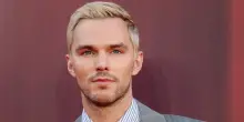 Nicholas Hoult &egrave; Gilderoy Lockhart nella seconda stagione tv di Harry Potter