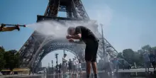 Il caldo record si estende in Francia, incendi sempre attivi nel sud