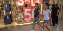 Confesercenti, saldi estivi al via domani, 7 italiani su 10 pronti all'acquisto