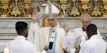 Il Papa, 'il mondo impone canoni estetici che ci imprigionano'