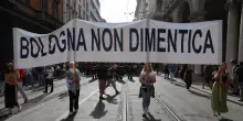 La strage di Bologna 46 anni fa, la citt&agrave; 'ferita' in piazza anche per Fakir