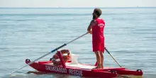 Bimbo di 5 anni rischia di annegare a Bibione, salvato dal bagnino
