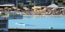Bimba 7 anni incastrata nello skimmer di una piscina