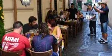 Caro-vacanze, mangiare e dormire fuori costa il 3,4% in pi&ugrave; del 2025