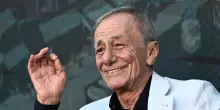 Vecchioni al Brancaccio: 'Statemi vicino, non canter&ograve; per mesi', poi su Ig: 'Non lascio'