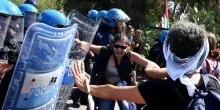 Scontri tra manifestanti e forze dell'ordine davanti ai magazzini Acca