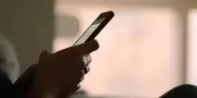 Condivide sui social per 12 anni le foto della compagna nuda, condannato