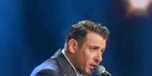 Malore per Gabbani mentre canta, concerto interrotto a Letojanni