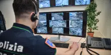 Aggredita nell'androne di casa, un fermo per violenza sessuale a Milano