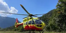 Precipita in un dirupo mentre cerca funghi con il marito, morta 66enne