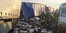 Incidente con tre mezzi pesanti in A4, morta una persona