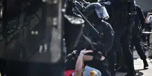 Gli studenti incendiano la Francia, scuole date alle fiamme e duemila fermi