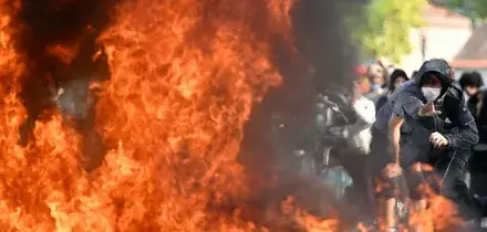 Proteste degli studenti in Francia, preside aggredito e cosparso di benzina a Marsiglia