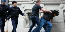 Violenze e scontri in Francia per le proteste degli studenti, preside aggredito e cosparso di benzina