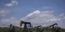 Il petrolio prosegue discesa, il Brent sotto i 100 dollari