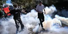 Violenze e scontri in Francia per le proteste degli studenti, preside aggredito e cosparso di benzina