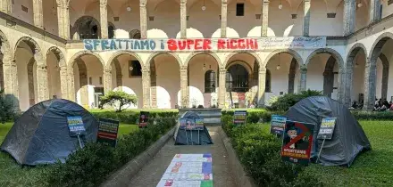 Studenti a Napoli contro il caro affitti, tornano le tende alla Federico II