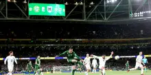 Nations League: Irlanda-Israele, continuano proteste tifosi,palline da tennis in campo
