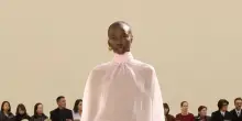 Balenciaga by Piccioli sfila a Parigi tra coralli e couture