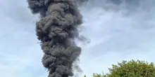 Incendio in azienda vicentina, colonna di fumo nero visibile da chilometri