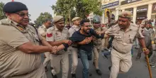 Proteste a New Delhi contro la revisione delle liste elettorali, migliaia le persone fermate