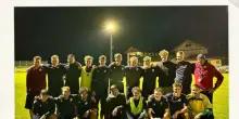 Sinner torna in Alto Adige, foto di gruppo con la squadra del paese