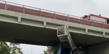 Treno storico contro mezzo in cantiere a Roccaraso, feriti tre operai