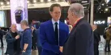 Elkann al Salone dell'Auto di Parigi, tappa allo stand di Byd