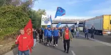 Ex Ilva, sciopero di 24 ore in tutti gli stabilimenti. Sit-in e blocchi a Taranto, corteo a Genova