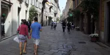 Donna rapinata e molestata in via della Spiga a Milano, un arresto