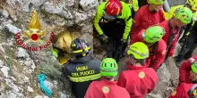 Estratto vivo lo speleologo bloccato nella grotta in Sardegna