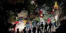 Frana in grotta Sardegna, si scava nel cunicolo dove c'&egrave; lo speleologo