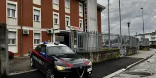 Picchia la compagna appena i carabinieri escono di casa, arrestato