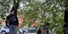 Il bimbo abbandonato in un sacchetto nel Milanese era nato circa due ore prima