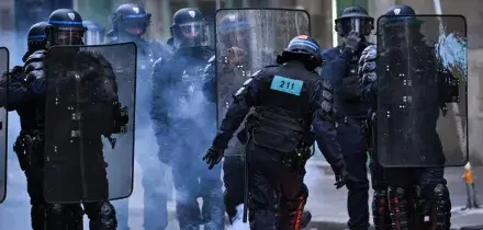 A Parigi 1.800 fermi nelle proteste, un manifestante morto per malore