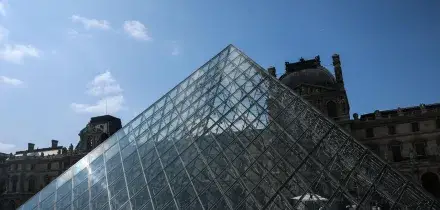 Proteste in Francia, manifestanti bloccano l'accesso al Louvre