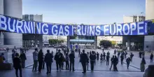 Striscione Greenpeace su Europarlamento, 'bruciare gas rovina Europa'