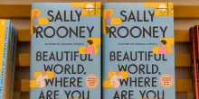 I libri di Sally Rooney non pi&ugrave; vendibili in Gb per sostegno a un gruppo pro-pal