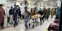 Crolla il tetto di una scuola in Pakistan, morti 27 bambini e un'insegnante