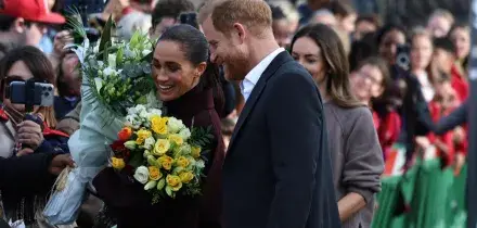 Bagno di folla per Harry e Meghan nel primo impegno pubblico dopo rientro in Gb