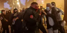Sale la tensione a Tirana, nuovi scontri tra polizia e manifestanti